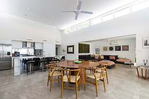 Tenterfield Beachfront Luxury 4 Bedroom Holiday Home