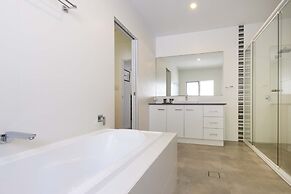 Tenterfield Beachfront Luxury 4 Bedroom Holiday Home