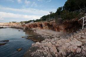 Luka - Free Parking - A2