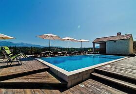 Luce - Pool and View - A1