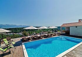 Luce - Pool and View - A1