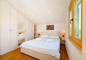 Luce - Pool and View - A1