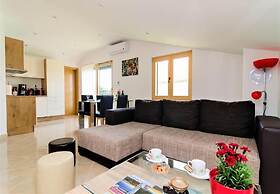 Luce - Pool and View - A1