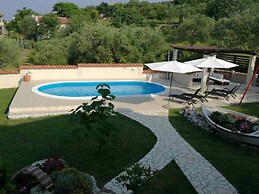 Robi- Swimming Pool and Beautiful Garden - A1-žuti