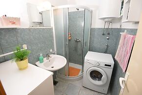 Zara - Short Walk to the Center - A1