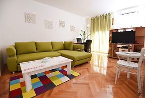 Zara - Short Walk to the Center - A1