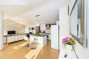 Luxury Villa With Pool - H