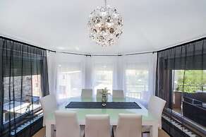 Luxury Villa With Pool - H