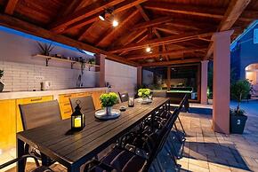 Luxury Villa With Pool - H