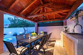 Luxury Villa With Pool - H