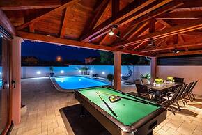 Luxury Villa With Pool - H