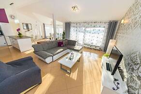 Luxury Villa With Pool - H