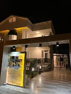 In Suit Luxury Hotel