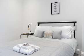 Livestay - Luxury 2bed Apartment With Free Parking