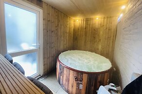 Osborne Luxury Hot Tub and Jacuzzi Suites