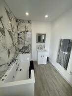 Osborne Luxury Hot Tub and Jacuzzi Suites