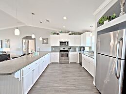 Beaches Be Trippin' 4 Bedroom Home by RedAwning