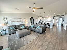 Beaches Be Trippin' 4 Bedroom Home by RedAwning