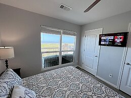 Beaches Be Trippin' 4 Bedroom Home by RedAwning