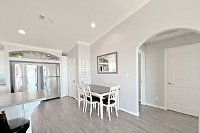 Beaches Be Trippin' 4 Bedroom Home by RedAwning