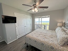 Beaches Be Trippin' 4 Bedroom Home by RedAwning