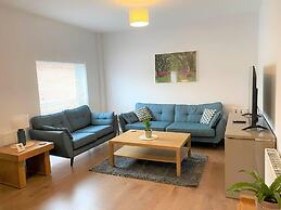 Luxury 2 bed Apartment Golden Triangle w Parking