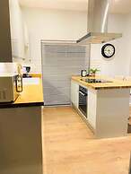 Luxury 2 bed Apartment Golden Triangle w Parking