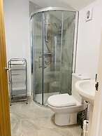 Luxury 2 bed Apartment Golden Triangle w Parking