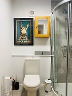 Luxury 2 bed Apartment Golden Triangle w Parking