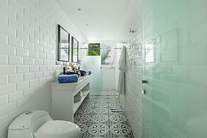 Gigi Brown Beachfront Santa Teresa