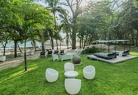 Gigi Brown Beachfront Santa Teresa