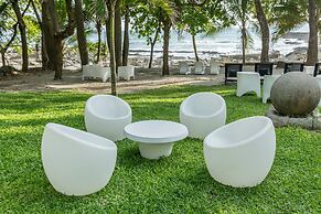 Gigi Brown Beachfront Santa Teresa