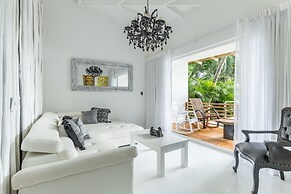 Gigi Brown Beachfront Santa Teresa