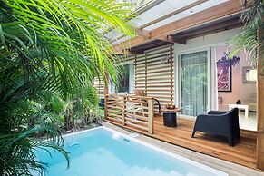 Gigi Brown Beachfront Santa Teresa