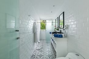 Gigi Brown Beachfront Santa Teresa