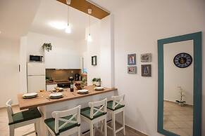 Blue Ark Comfort near Acropolis