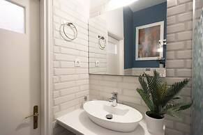 Blue Ark Comfort near Acropolis