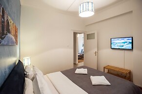 Blue Ark Comfort near Acropolis