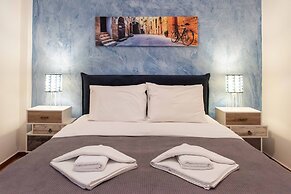 Blue Ark Comfort near Acropolis