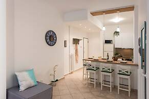 Blue Ark Comfort near Acropolis