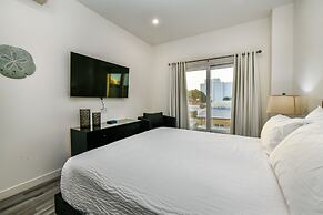 Luxury 2-bedroom Condo Right on the Strip in Palm Beach