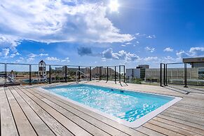 Luxury 2-bedroom Condo Right on the Strip in Palm Beach