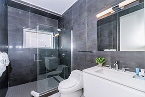 Luxury 2-bedroom Condo Right on the Strip in Palm Beach