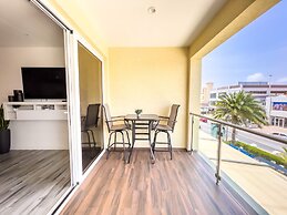 Luxury 2-bedroom Condo Right on the Strip in Palm Beach