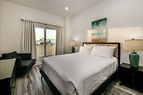 Luxury 2-bedroom Condo Right on the Strip in Palm Beach