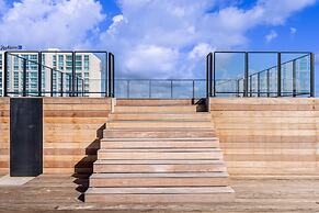 Luxury 2-bedroom Condo Right on the Strip in Palm Beach