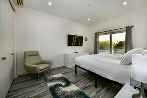 Luxury 2-bedroom Condo Right on the Strip in Palm Beach