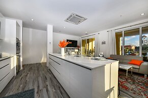 Luxury 2-bedroom Condo Right on the Strip in Palm Beach