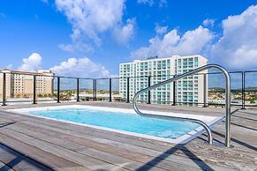 Luxury 2-bedroom Condo Right on the Strip in Palm Beach