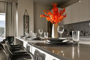 Luxury 2-bedroom Condo Right on the Strip in Palm Beach